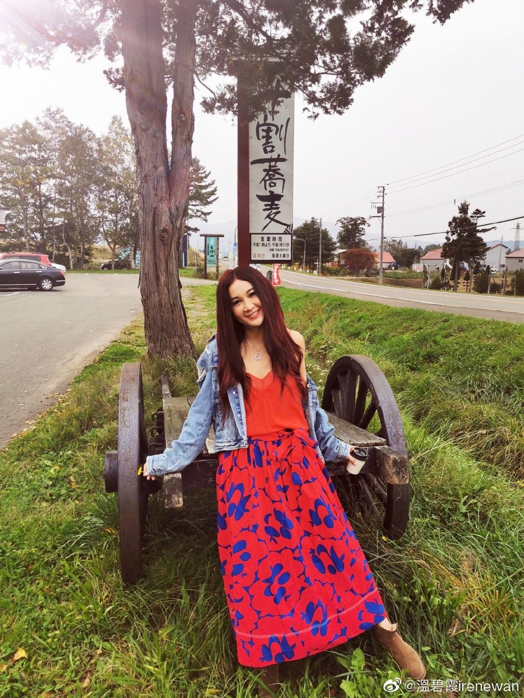 Cách phối đồ của Ôn Bích Hà khiến cô trông có phần luộm thuộm. 