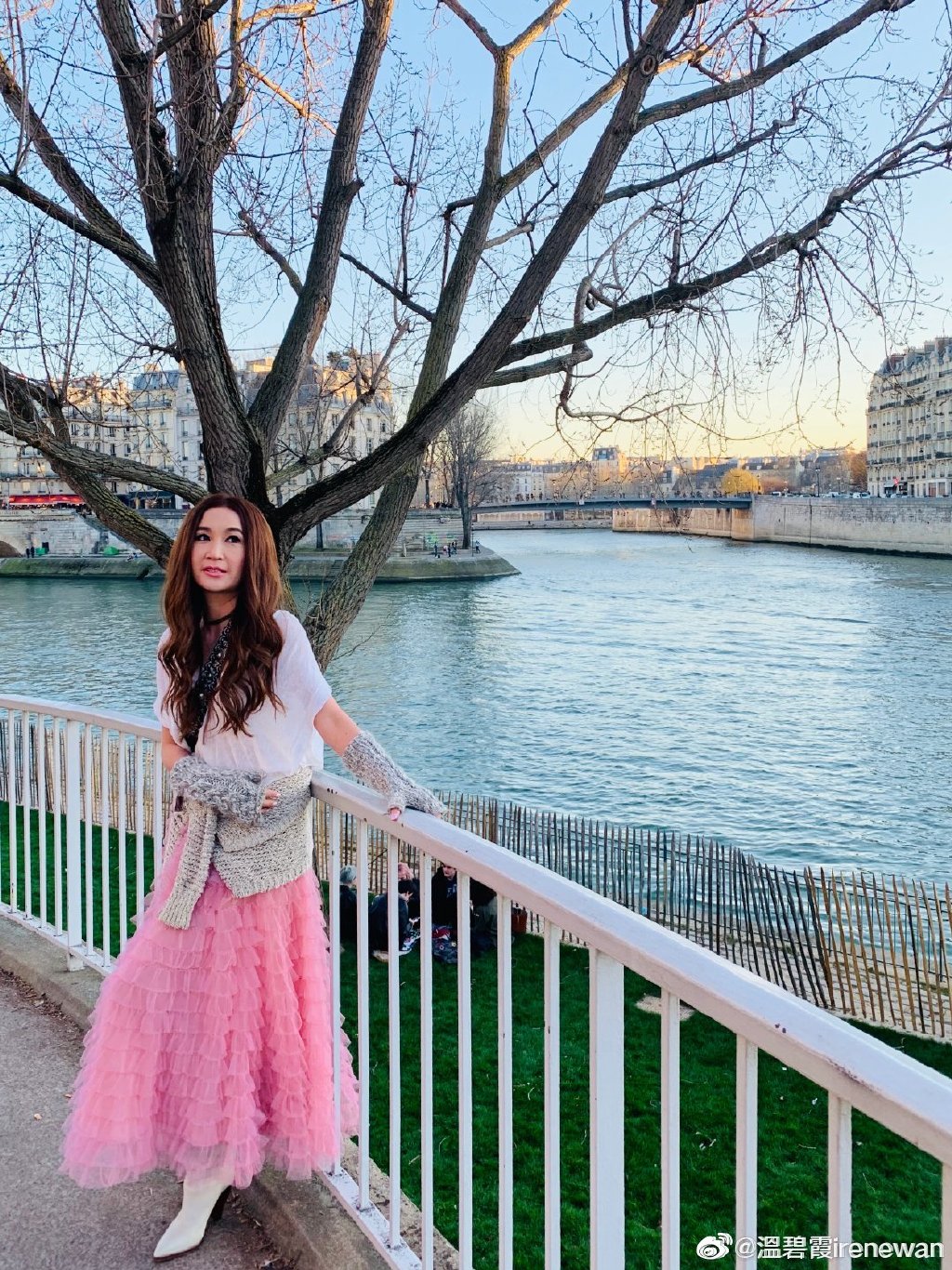 Ôn Bích Hà phối quá nhiều phụ kiện khiến tổng thể trang phục trông rườm rà. 