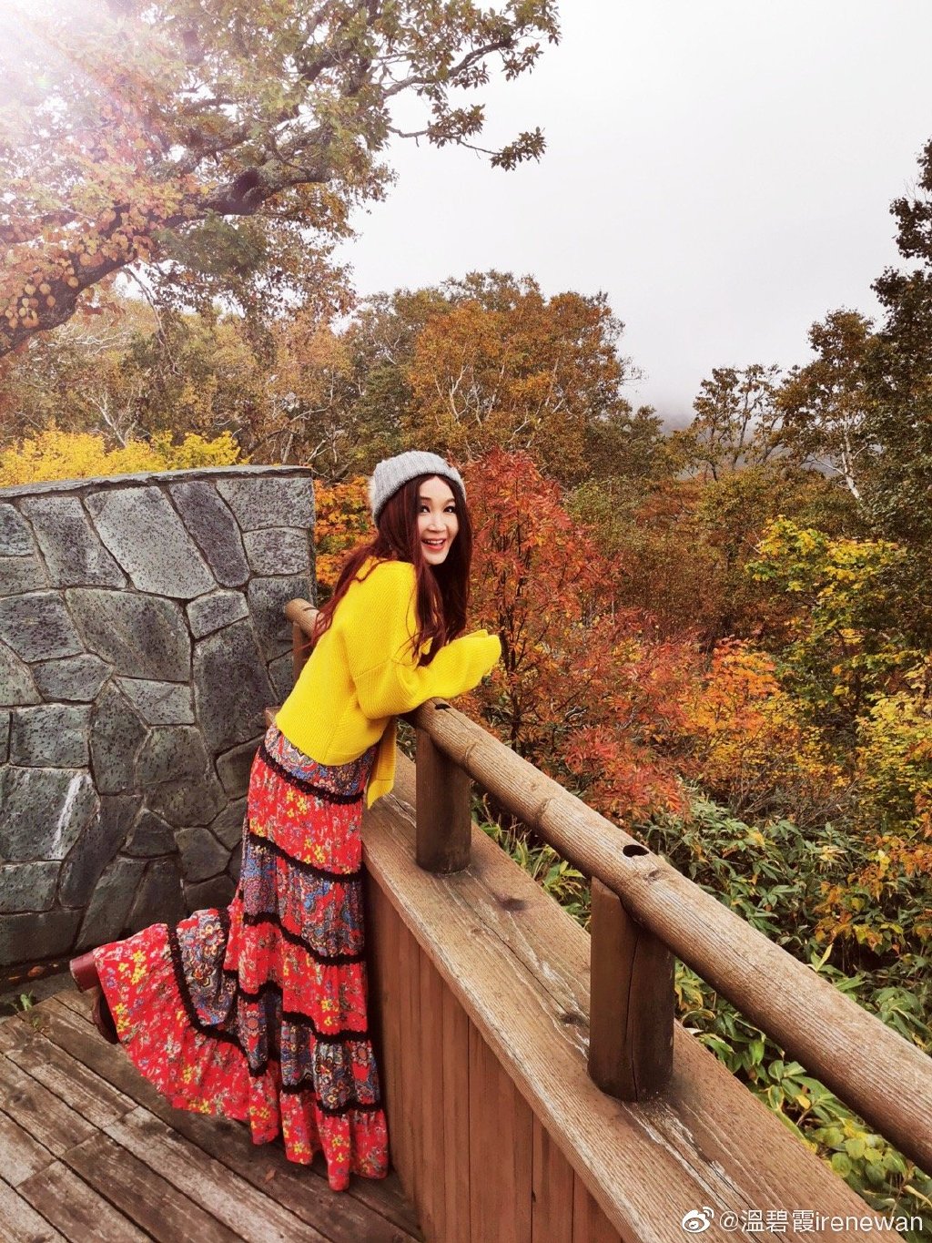 Ôn Bích Hà thường chọn những chiếc váy dài quét đất. 