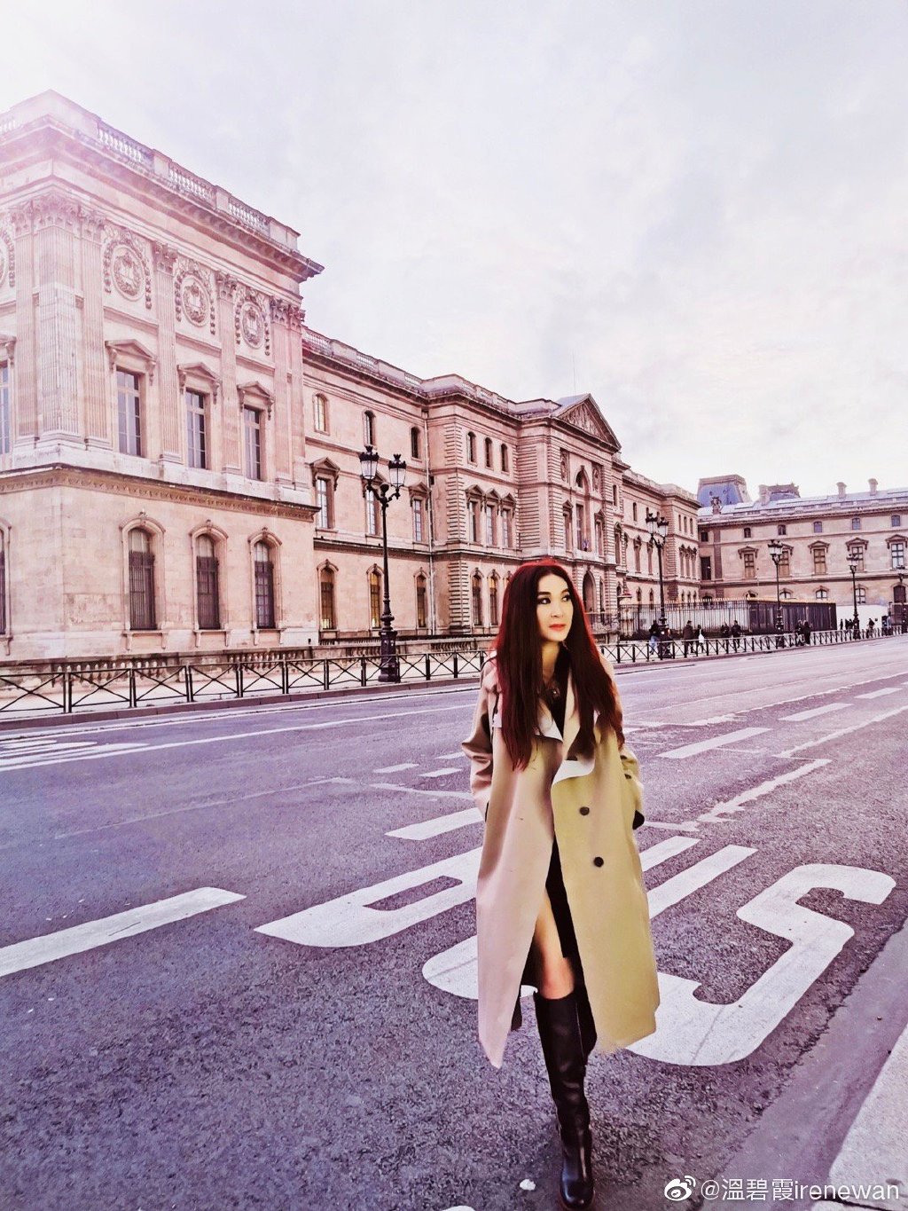 Dù mặc trang phục đơn giản nhưng Ôn Bích Hà vẫn xinh đẹp. 