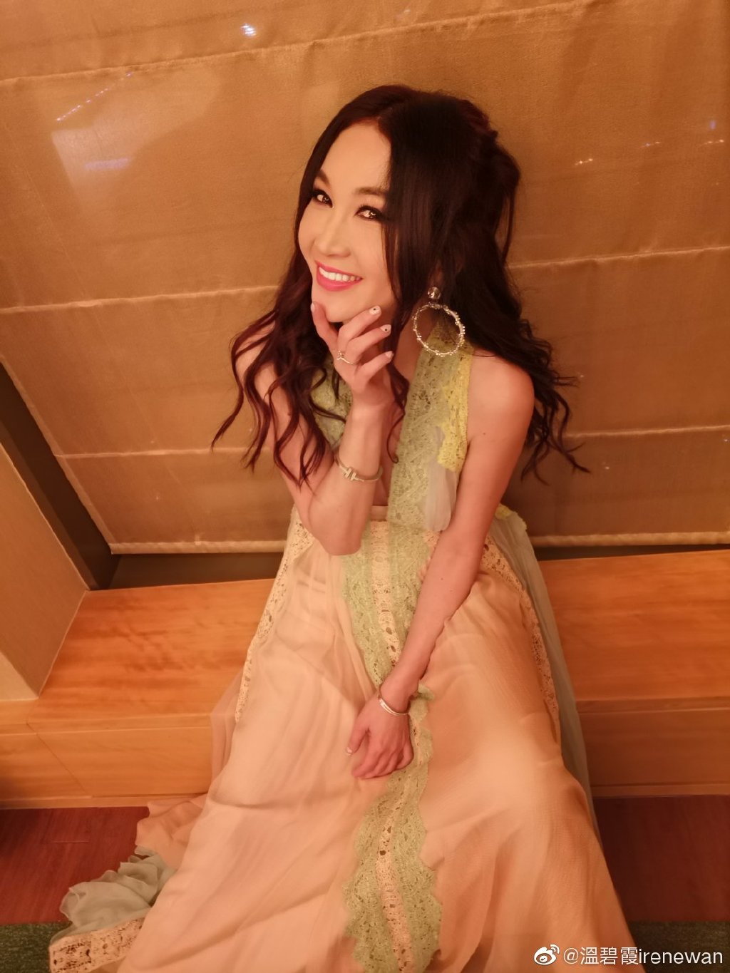 Người đẹp ưa mặc trang phục có ren, vải voan, lụa mỏng manh. 