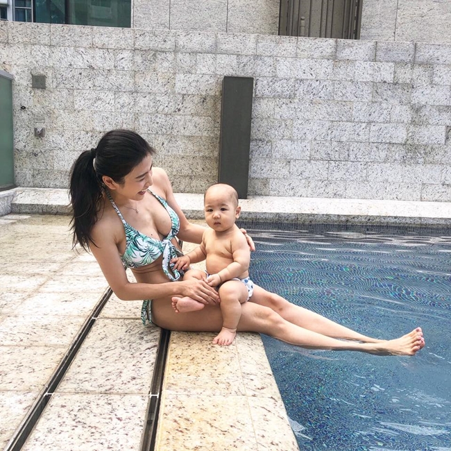 Lâm Thiên Dư vui vẻ chơi đùa cùng con trai bên bể bơi. Cuộc sống thảnh thơi, nói không với thị phi showbiz của cựu nữ diễn viên khiến nhiều người ngưỡng mộ.