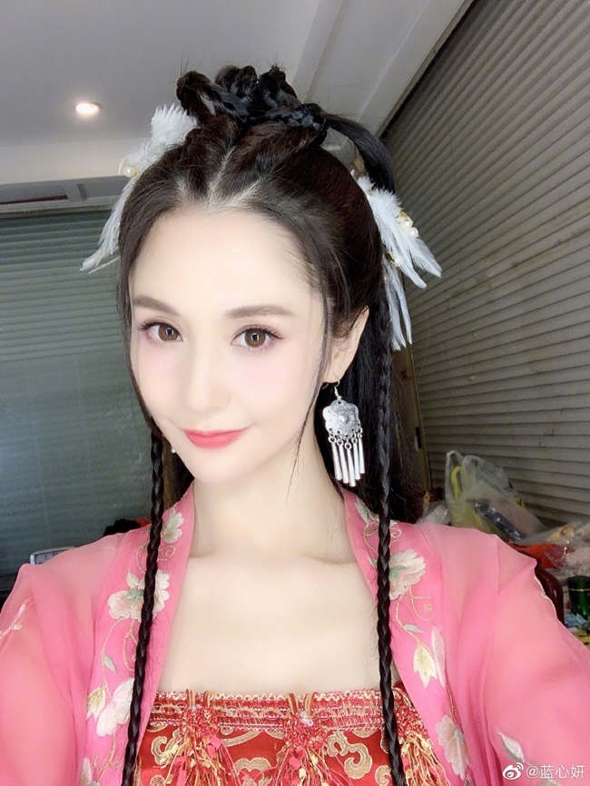 Nữ diễn viên 9X khoe ảnh hậu trường trong một bộ phim cổ trang gần đây cô tham gia.