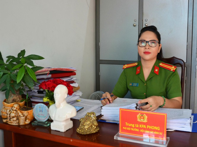 Nữ trung tá Cảnh sát hình sự tại bàn&nbsp;làm việc. Ảnh: Hoàng Thiên Nga