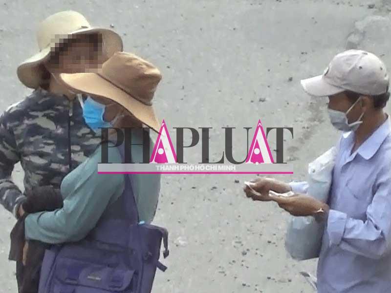 Nhân gửi tí tiền cho nạn nhân sau khi móc của họ 4,5 triệu đồng.