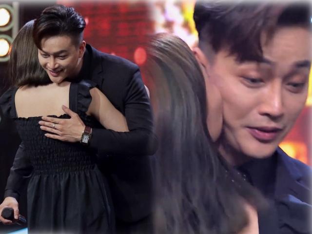 Giải trí - Đang hát, nam ca sĩ bị fan nữ lên sân khấu làm điều bất ngờ