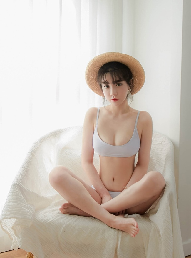 Sự nghiệp của cô bắt đầu từ những tấm ảnh bikini&nbsp;được lan truyền chóng mặt trên diễn đàn mạng, sau đó người đẹp nhận được nhiều hợp đồng quảng cáo từ các thương hiệu áo tắm nổi tiếng.