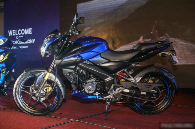 Cận cảnh 2019 Pulsar NS160 bản màu xanh đen.