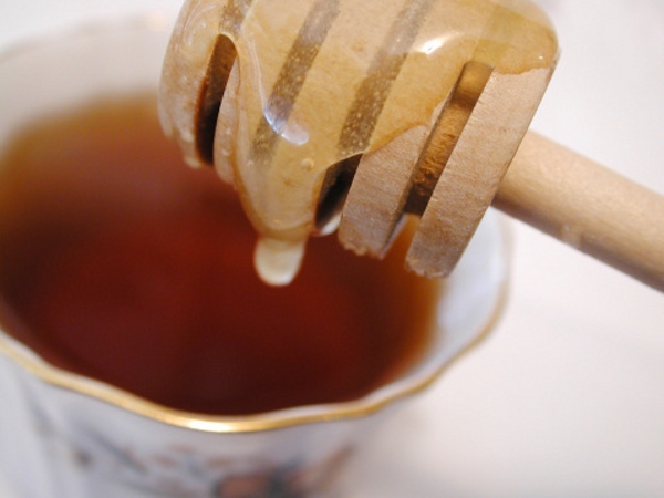 Trà mật ong làm dịu cổ họng bị viêm hữu hiệu