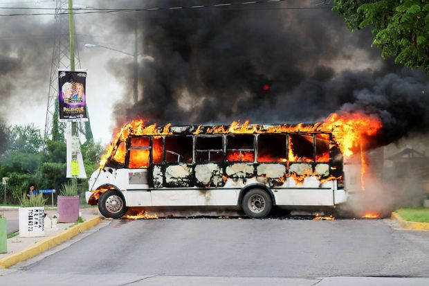 Các thành viên băng đảng Sinaloa phóng hỏa các phương tiện đi đường để làm chướng ngại vật cho với các lực lượng an ninh (Ảnh: Reuters)