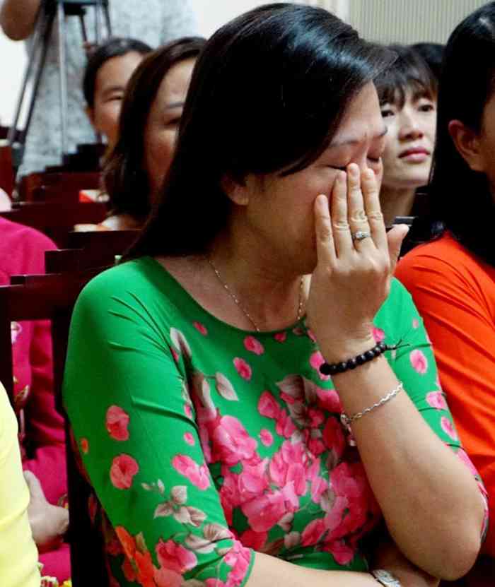 Nữ công nhân vệ sinh môi trường xúc động khi đối thoại với Chủ tịch UBND tỉnh Thừa Thiên- Huế.&nbsp;