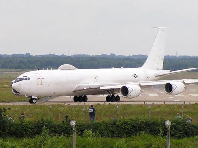 Thế giới - Máy bay “chịu được bom hạt nhân” của Mỹ bị một chú chim làm cho khốn đốn