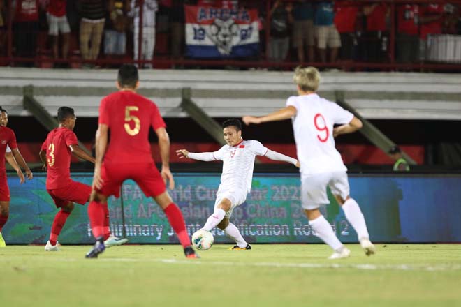 Việt Nam (áo trắng) xuất sắc hạ Indonesia 3 - 1 trên sân khách.