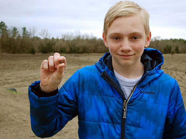 Cậu bé 14 tuổi đang đi dọc bờ sông trong công viên thì bất ngờ phát hiện một viên đá màu nâu sẫm, sáng bóng. Ảnh CNN