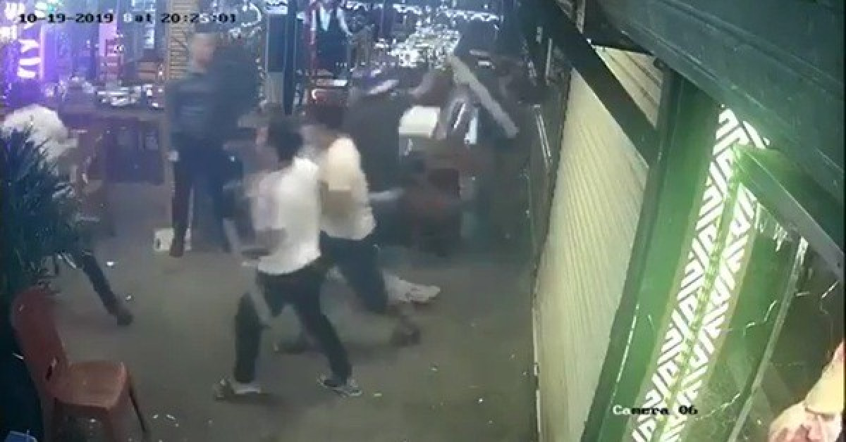 Pháp luật - Thực khách tháo chạy khi côn đồ mang gậy sắt xông thẳng vào nhà hàng đập phá