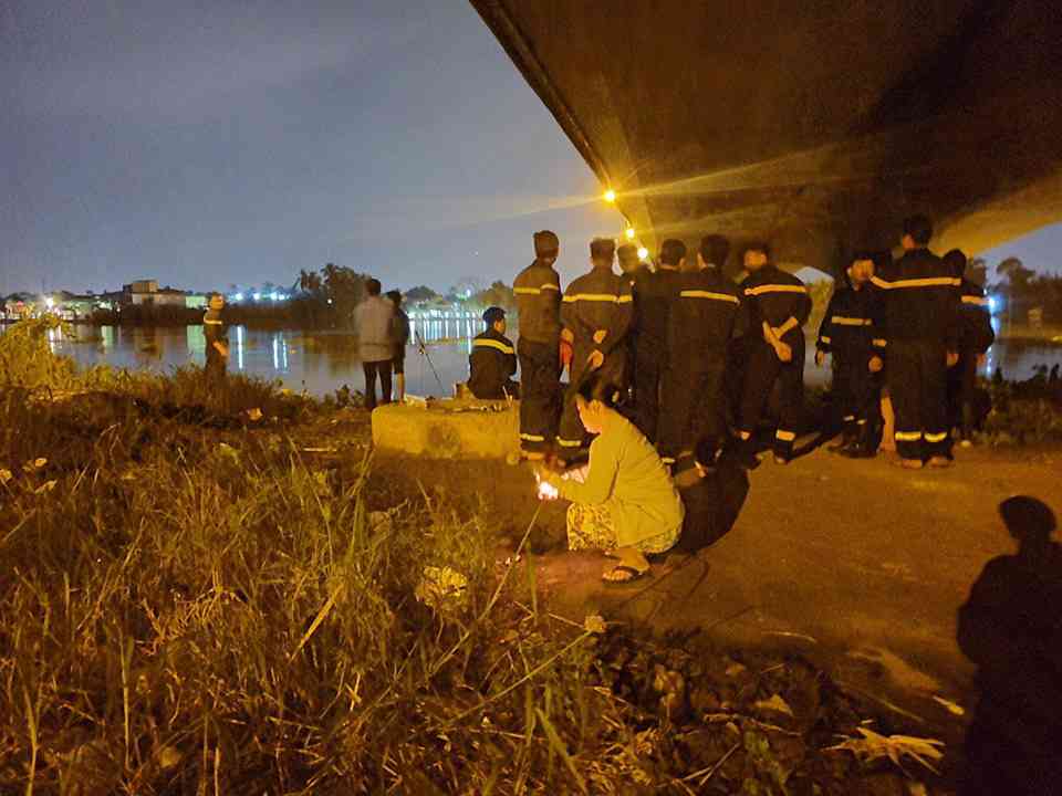 Lực lượng cứu hộ tìm kiếm người đàn ông nhảy cầu Phú Long suốt cả đêm. Ảnh: V.D