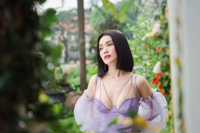 Nữ ca sĩ được mệnh danh &#34;bé hạt tiêu&#34; nhưng đường cong hút mắt.