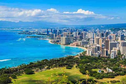 Hawaii với những khu nghỉ dưỡng san sát bên bờ biển.