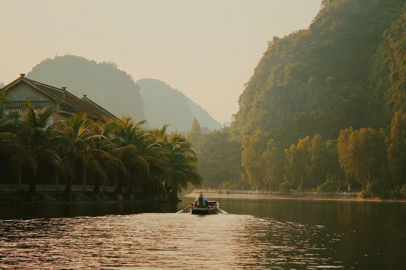Bạn sẽ không bao giờ quên được cảm giác ngồi trên thuyền ngắm mặt trời lặn qua những dãy núi đá.&nbsp;