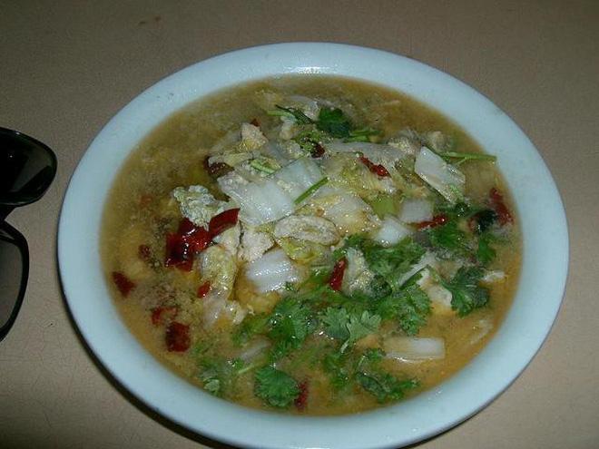 Món canh sâu nấu cùng rau cải thảo. Ảnh minh họa