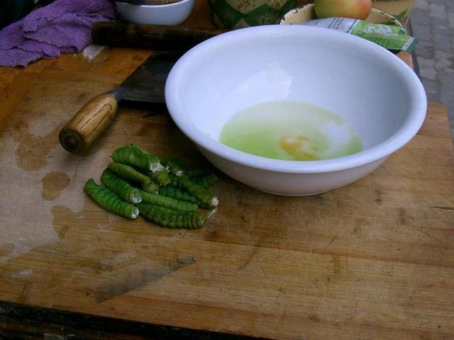 Sơ chế những chú sâu xanh. Ảnh minh họa