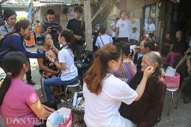 Hôm nay, những cụ bà thường ngày vất vả&nbsp;nhặt ve chai kiếm sống lại tất bật chuẩn bị cho chương trình sắc đẹp mang tên "Ngày đẹp nhất" do nhóm Từ thiện thật tổ chức nhằm&nbsp;tôn vinh những người mẹ, người phụ nữ trong&nbsp;xóm.