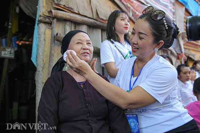 Từ 12h trưa ngày 19/10, các thành viên trong nhóm từ thiện&nbsp;đã có mặt tại đây để&nbsp;trang điểm cho những người phụ nữ nhặt ve chai trở nên xinh đẹp nhất có thể&nbsp;trước khi tham gia vào ngày hội&nbsp;sắc đẹp.