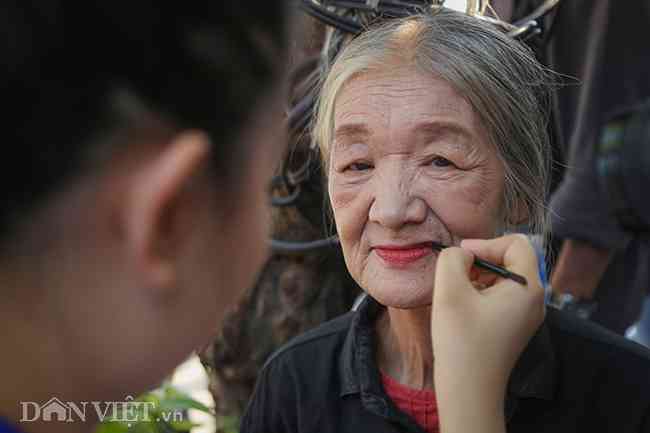 Công đoạn trang điểm được thực hiện chuyên nghiệp, tỉ mỉ từ các bước&nbsp;thoa kem nền, đánh phấn, tô son...