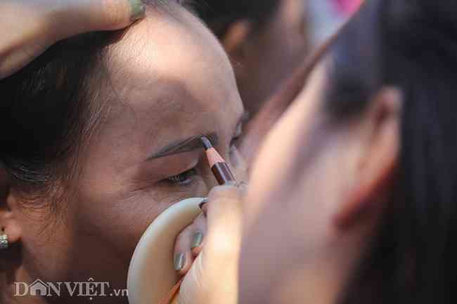 Đến các bước chải mascara, tô lông mày... cũng được làm hết sức cẩn thận để đảm bảo hôm nay sẽ là ngày đẹp nhất của các bà, các cụ.