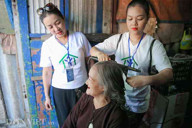 Make up xong, những người phụ nữ nhặt ve chai cũng được chải đầu, làm&nbsp;tóc xoăn, bồng bềnh như mây.