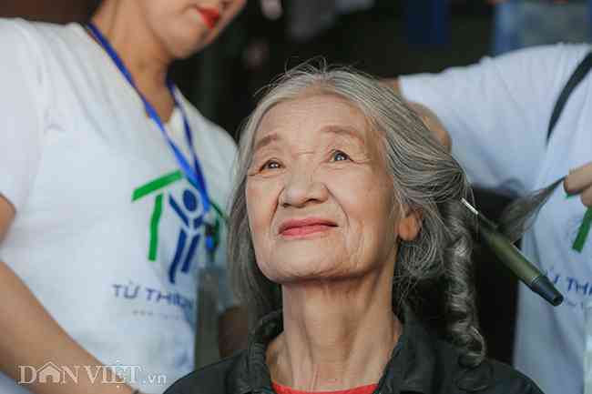 Từ ngày nghe tin về chương trình, bà&nbsp;Trần Thị Ba (73 tuổi)&nbsp;rất vui khi biết mình&nbsp;là một trong số 15 người được chọn để tham gia chương trình. Không người thân, hơn&nbsp;10 năm mải miết&nbsp;mưu sinh bằng nghề nhặt ve chai, bà Ba không còn nhớ được lần cuối mình trang điểm, sống&nbsp;đúng nghĩa phái đẹp là khi nào. "Hôm nay, tôi sẽ cho phép bản thân&nbsp;vui vẻ, tạm ngưng những lo toan, gánh nặng để sống lại thời thanh xuân", bà Ba hóm hỉnh chia sẻ.