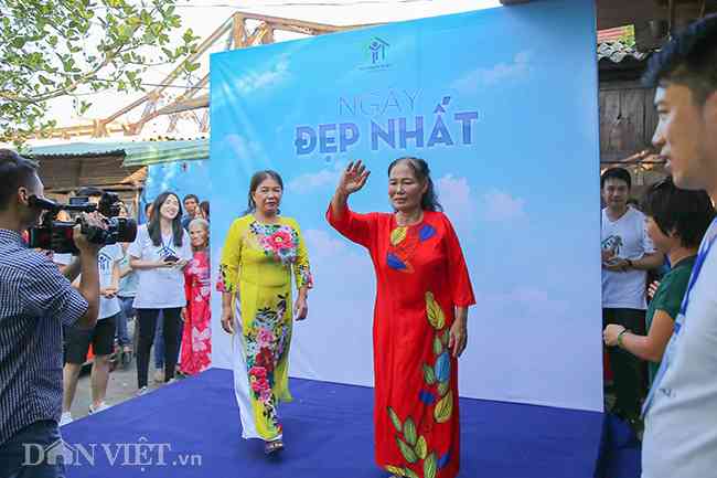 Trong tà áo dài, những người phụ nữ nhặt ve chai&nbsp;tự tin bước lên sân khấu với nhan sắc đẹp nhất của họ.