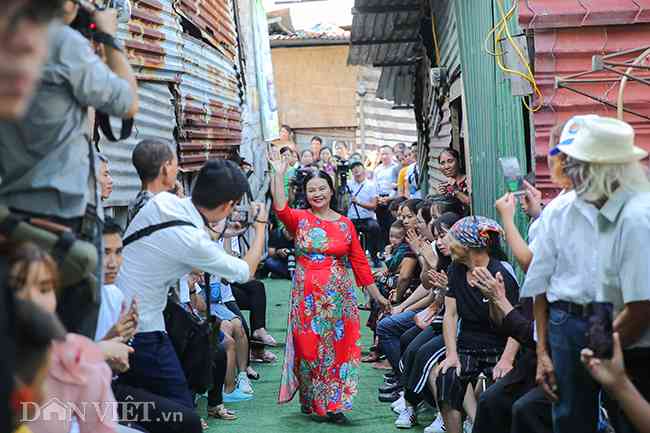 Nếu ngày thường phải lầm lũi, cúi mình lao động kiếm từng đồng, đi ngoài đường không ai thèm đoái hoài, thậm chí bị nhiều người xem thường, hắt hủi thì hôm nay, những người phụ nữ nhặt ve chai&nbsp;được ngẩng cao đầu, nở nụ cười tươi và tự tin sải bước trong sự trầm trồ, ánh mắt ngưỡng mộ và những tràng pháo tay không ngớt của mọi người xung quanh.