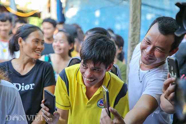 Nhiều người dân ở khắp nơi trong xóm đổ về đây để cùng&nbsp;hoan nghênh, tôn vinh vẻ đẹp của những người mẹ, người&nbsp;phụ nữ lam lũ này.