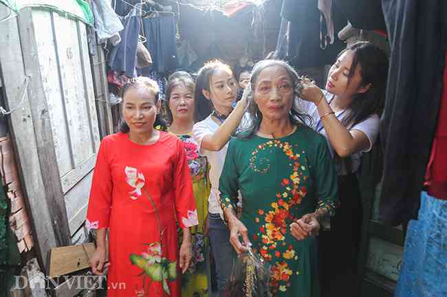 Khi công đoạn làm đẹp đã hoàn thành, các bà, các cụ được khoác lên mình&nbsp;tà áo dài thướt tha, rực rỡ, điều mà&nbsp;các cụ từng nghĩ là sẽ không bao giờ còn&nbsp;cơ hội.