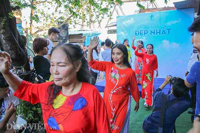 Bước trên sân khấu "Ngày đẹp nhất", những người phụ nữ nhặt ve chai đều thừa nhận hôm nay là ngày đẹp nhất, cũng là ngày hạnh phúc nhất trong cuộc đời của họ.