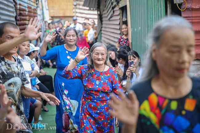 "Không phải người phụ nào cũng có điều kiện để&nbsp;tận hưởng&nbsp;ngày 20/10, như những người phụ nữ nhặt ve chai ở đây&nbsp;thậm chí còn không nhận được dù chỉ 1 bông hoa.&nbsp;Đây chính là món quà tôi luôn ấp ủ muốn dành cho họ", anh Trung chia sẻ.