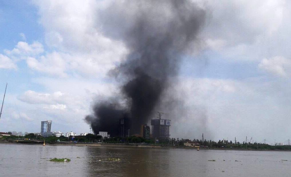 Khói đen bốc lên cuồn cuộn tại công trình cao ốc bên sông Sài Gòn - 2