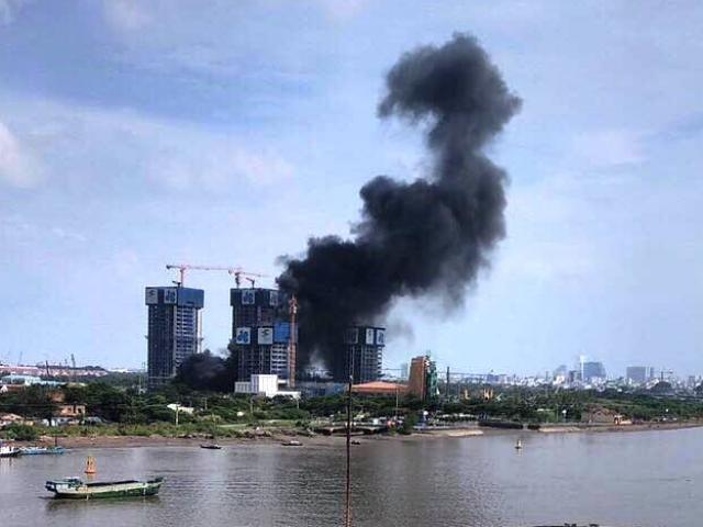 Tin tức trong ngày - Khói đen bốc lên cuồn cuộn tại công trình cao ốc bên sông Sài Gòn