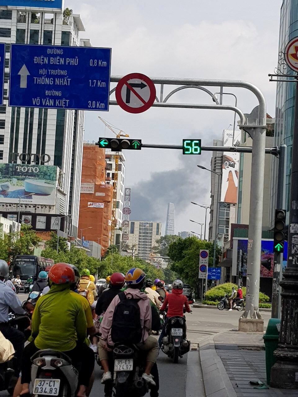 Đứng xa nhiều km vẫn thấy khói đen bốc lên cuồn cuộn