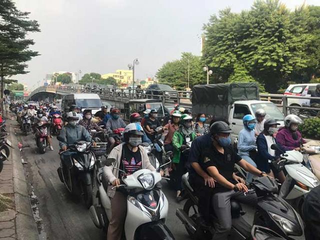 Tin tức trong ngày - Đâm vào con lươn dưới chân cầu vượt, người đàn ông ngã đập đầu xuống đường tử vong