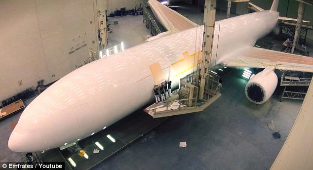 Hầu hết các máy bay dân dụng trên thế giới đều được sơn màu trắng (Ảnh: Emirates)