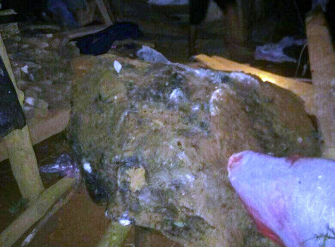 Tảng đá lớn từ trên núi rơi xuống lăn vào nhà dân khiến bé 11 tuổi gặp nạn tử vong