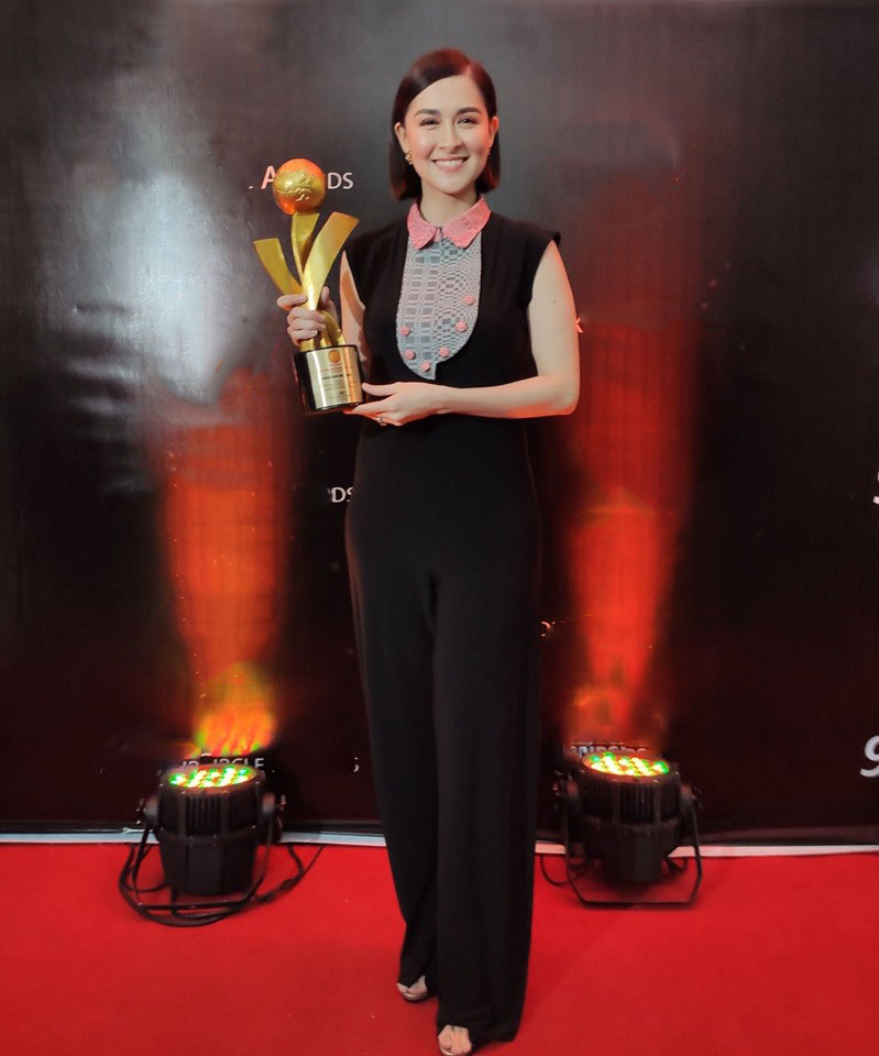 Bộ đồ màu đen rộng không giúp Maria Rivera trở nên thon gọn hơn.&nbsp;