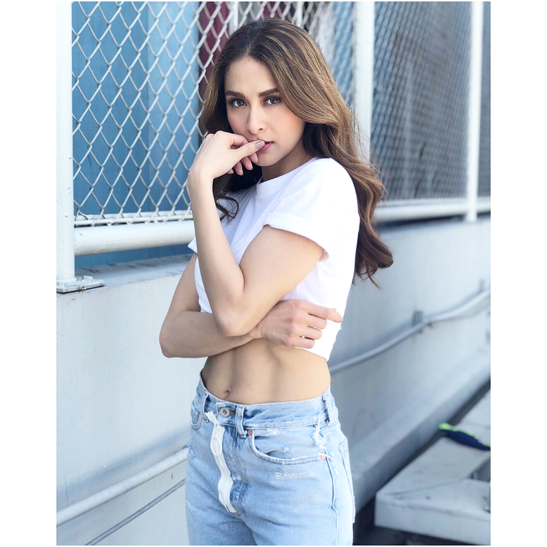 Cô thường mặc quần jean, áo crop top để khoe cơ bụng 11.&nbsp;