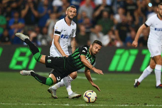 Trận đấu giữa Sassuolo (áo xanh) với Inter diễn ra quyết liệt và hấp dẫn