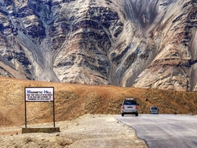 Du lịch - Kỳ lạ ô tô tắt máy vẫn tự leo dốc trên “cung đường ma”