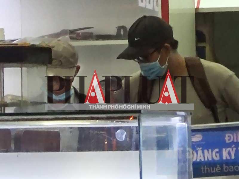 Nhân và một thành viên nhóm móc túi vào tiệm điện thoại Thế Giới Số Phong Vũ giao dịch. Ảnh: TÂN - YÊN