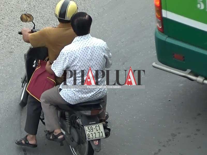 Thành viên băng móc túi lên xe cho đồng phạm chở đi sau khi trộm được tài sản