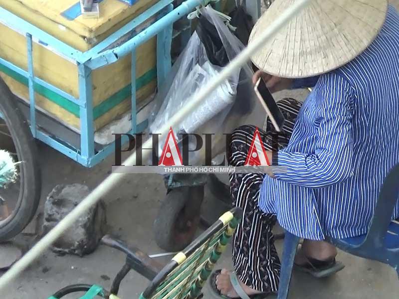 Bà Hạnh đang giấu điện thoại ăn trộm giúp băng móc túi